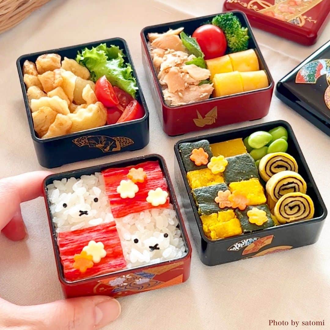 のインスタグラム：「*2023.01.13*  またミニお重に🍱 詰め始めてから、冷蔵庫が空っぽなことに気付き… 一段、普通の鮭弁になってしまいました😂  3枚目〜 今月も @my_little_box_japan 様から 素敵なプレゼントが届きました♡ 段ボールを開けるとこんな感じ☞ 4枚目 嬉しい物がいっぱい入っていますよ❤︎ 是非チェックしてみてください！ ☟ @my_little_box_japan  #mylittlebox #マイリトルボックス」