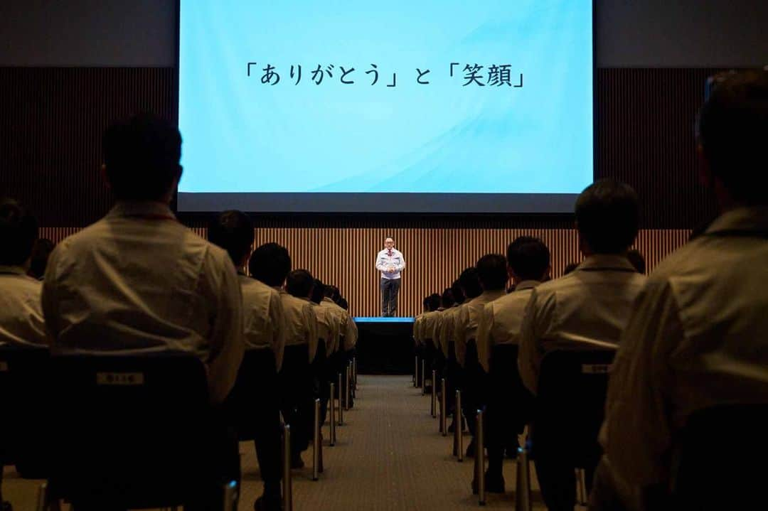 豊田章男のインスタグラム：「. 今年も、トヨタの従業員に向けて、新年のメッセージを送りました。  昨年は年始に「3つのお願い」をしました。 「何か新しいことを学ぶこと」 「世界のトヨタの仲間と連絡を取り合い、チャレンジを学ぶこと」 「仕事以外の時間を楽しむこと」  今年はそこにもう一つお願いを付け足しました。 「『ありがとう』と『笑顔』を忘れずにいてほしい」  グローバルトヨタ37万人が「ありがとう」と言い合える関係になり、それぞれの国や地域で、関係を広げていくことができれば、対立のない世界、明るい未来に近づいていけると信じています。  今年も、みんなで心をあわせて、それぞれの町の人たちを「笑顔」にする「もっといいクルマ」をつくっていきたいと思います。  As usual, I started the year by sending a New Year’s message to Toyota employees.  This time last year, I made three requests. Learn something new. Connect with your Toyota colleagues in different parts of the world and learn about their challenges. Enjoy your time outside of work.  For 2023, I added another request to the list: Remember to smile and be grateful.  If the 370,000 people who make up global Toyota can appreciate each other and spread gratitude through their respective countries and regions, I believe we’ll be closer to a world free of conflict and a brighter future.  This year, I hope we can continue working as one to make ever-better cars that bring smiles to people in every town.  #年頭挨拶 #新年のご挨拶 #newyearsmessage #クルマ屋 #ありがとうと笑顔」