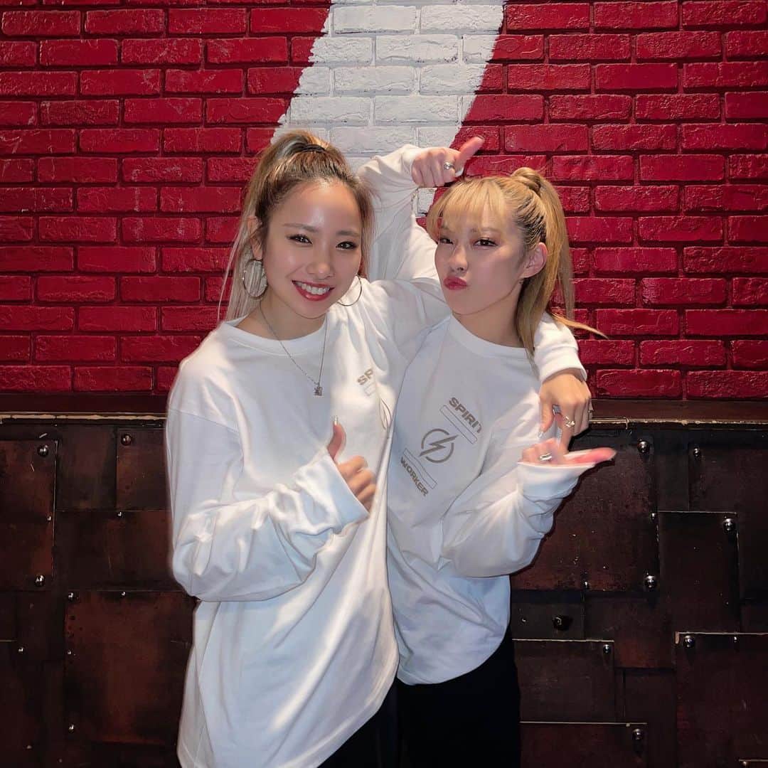 のインスタグラム：「載せれてなかったお気にpic達❤️‍🔥 またいつか一緒に踊ろっ  #asianzdancers  #streetstyle #streetfashion #street #streetwear #streetgirl  #ストリート系女子 #ストリートファッション　#ストリートコーデ　 #カジュアル #カジュアルコーデ   #エクステ　#シールエクステ #ロングヘア　#バレイヤージュ　　#ハイトーン　#ポニーテール」