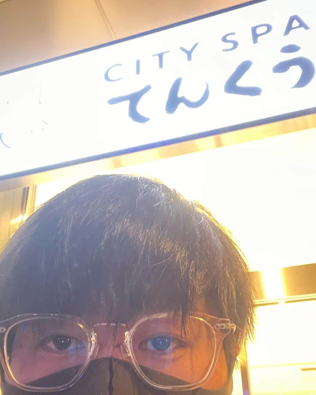 たけるさんのインスタグラム写真 - (たけるInstagram)「『地方サウナにお邪魔します』  CITY SPA てんくう　（大分駅前）  文字通りビルのむちゃくちゃ上にある まさに天空の城サウナ あっちぃサウナ すっちぃーむサウナ二つあり あっちぃサウナは小窓から夜景が見える 小窓から覗く夜景は手タレの手ぐらい美しい 水風呂もつんめぇてぇ なにより外気浴からの夜景 たまったもんじゃねぇです 函館山より綺麗です おせちの盛り付けぐらい綺麗です ここは景色がおすすめだい  #東京ホテイソン #たける #サウナ #サウナー #大分 #別府温泉だけじゃない #大分強い #てんくう」1月13日 19時09分 - takayanken