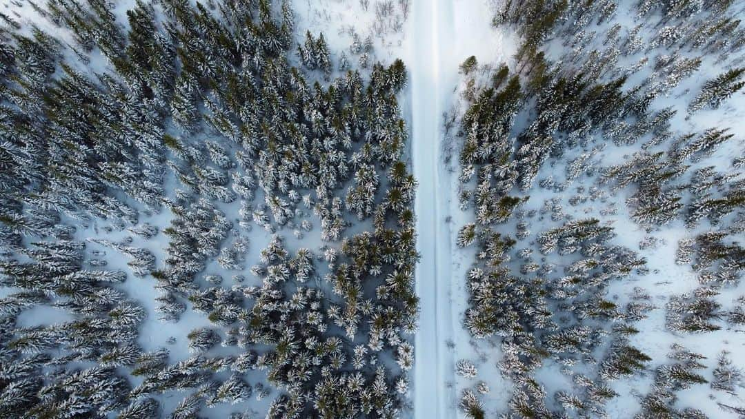 スルギのインスタグラム：「Northern Norway🧊   📸: Christian Ardie Dawal  #norway  #northernnorway  #dji  #drone  #dronephotography  #photography  #naturephotography」