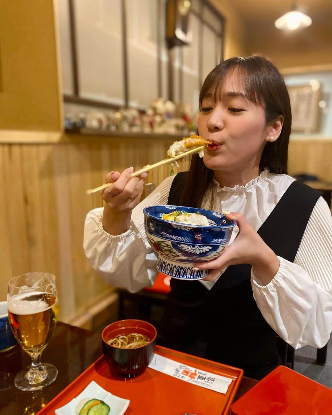 石橋美希さんのインスタグラム写真 - (石橋美希Instagram)「2023カツ丼初めは 東家さんで。 いつ食べても感動するおいしさ。 胡椒がピリッときいていてだいすきです。  新年が始まってもう13日が過ぎたようです。 もう？早くないですか… 何はともあれ、カツ丼を食べて ことしのゲン担ぎはばっちりです。 2023年もカツ丼ラバーです🫰🏻🫰🏻  新年1回目のサタファンは あす14日放送になります〜！  ことしはさらにファンキーにいきましょう😎⚡️ みなさまことしもよろしくお願いします🫧  #盛岡#morioka#iwate#カツ丼#東家#tohoku#グルメ#おいでよ盛岡#岩手#めんこいテレビ#アナウンサー#石橋美希#土曜日#生放送#サタファン」1月13日 19時18分 - miki_ishibashi_mit