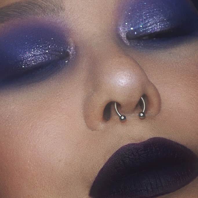 Sayaka Obaraのインスタグラム：「Living my deep-sea fantasy🧜🏻‍♀️💜 @kaleidosmakeup Cloud Lab lip clay SIREN @kaleidosmakeup Glowing Iris palette. . . #SoundOfWinter #CloudLabLipClays #KaleidosMakeup #KaleidosPartner #makeup #makeupobsessed  #boldlips #editorialmakeup #theartistedit #muaawesome」