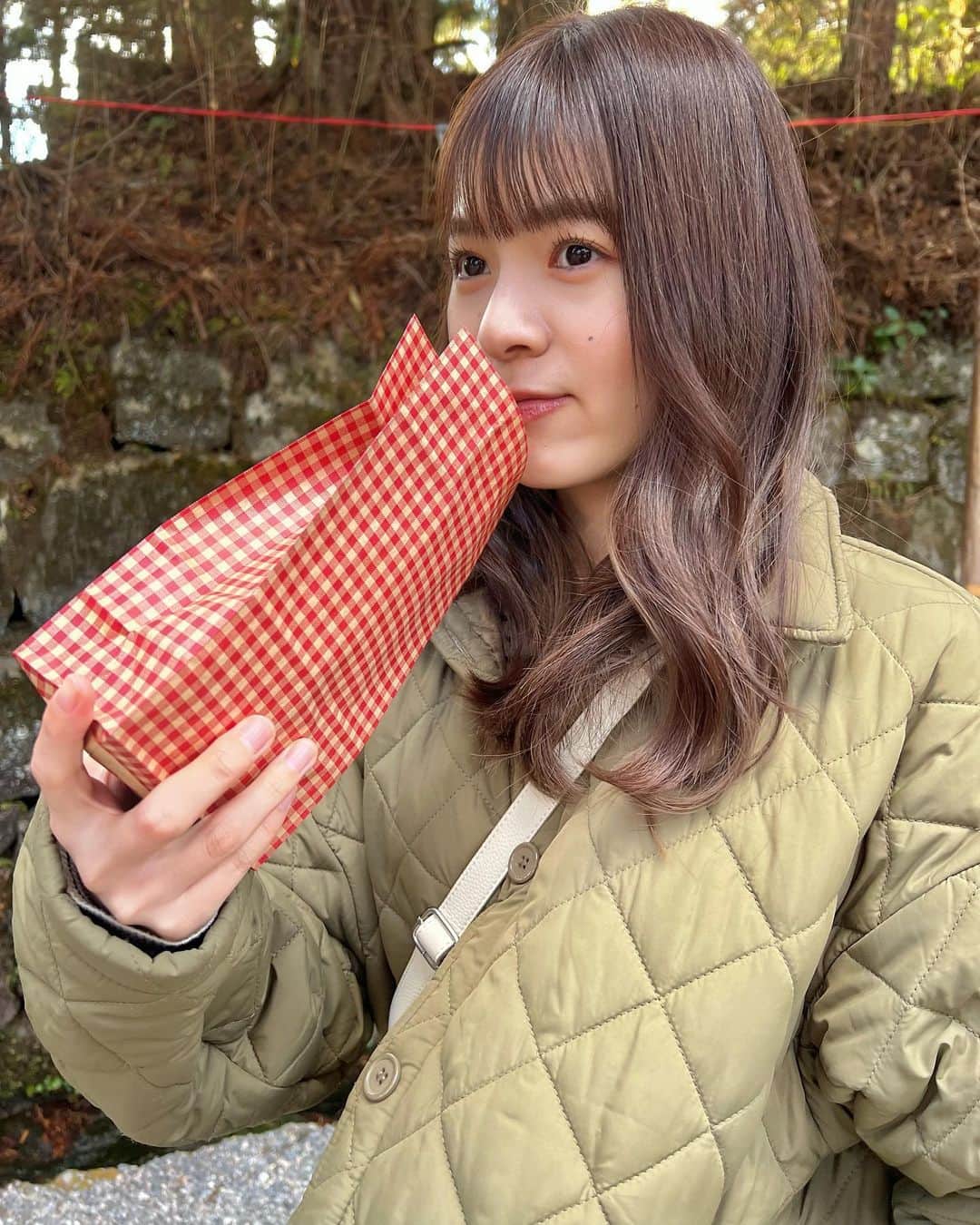 田村響華のインスタグラム：「初めての日光東照宮⛩ ⁡ バスツアーだったから 詳しい解説を聞けて勉強になりました (あまり写真撮らずでした！) ⁡ 屋台出ててベビーカステラ食べた🐻 ⁡ そういえば初詣の時、いくちゃんがベビーカステラを「ベビカス」って略してたよ！略すこと知らなかったんですが！！ ⁡ #日光東照宮 #バスツアー #栃木観光」