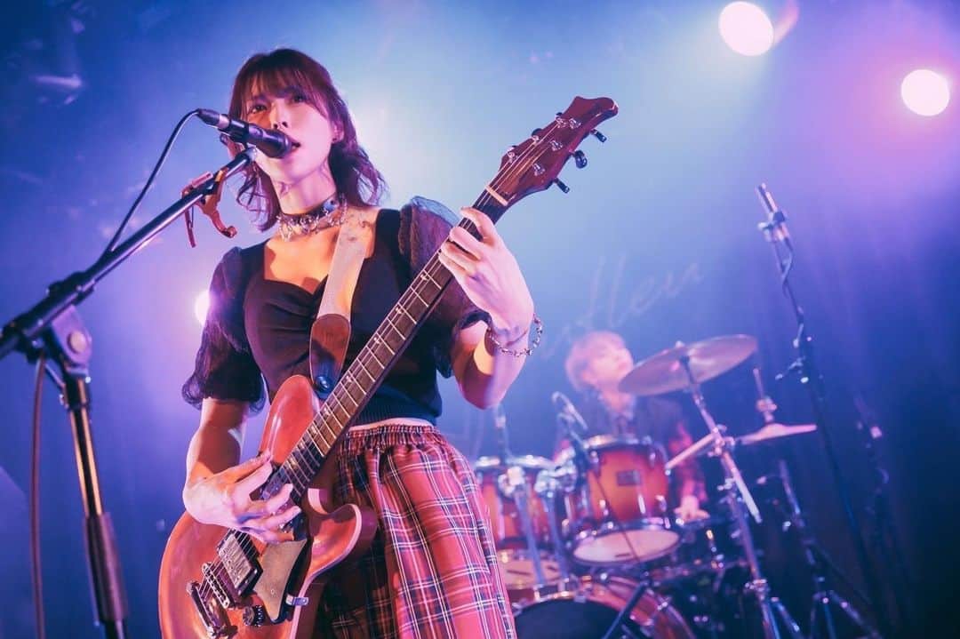森脇加奈子のインスタグラム：「❤️‍🔥🖤❤️‍🔥🖤  2022.12.22(thu) fleufleu Presents CRAZY ABOUT YOU at 渋谷eggman  fleufleu × TRiDENT  photo by @sai_cho_823   #fleufleu #TRiDENT #guitar #vocal #guitarvocal #ギター女子 #ギターボーカル #guitarist #rock #rockband #guitargirl #band #girlsband #ガールズバンド#japanese #japanesegirl #live #livephotography #photo #photography #tagsforlikes #followme #팔로우미 #tfl」