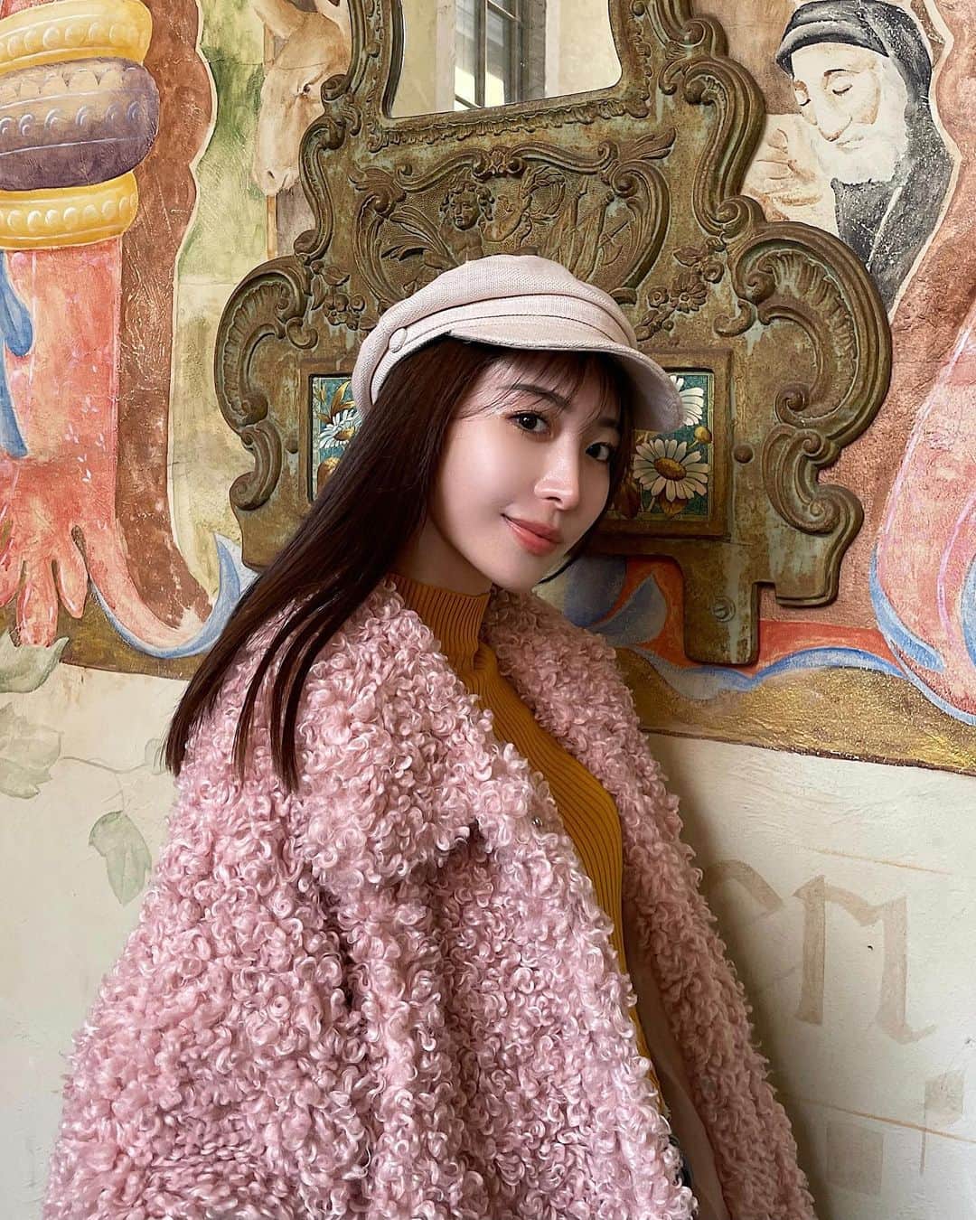 藤田麻里のインスタグラム：「あけましておめでとうございます！  からもう2週間🫶🏻 2023年もゆるーく、ゆるーくやる！ 最高な一年にするぞっ🌈  @nagata_12 ちゃんのエステサロンで 初めての光豊胸にいってきた！  💆🏻‍♀️ @alice_feminine_na   3店舗目！大阪店OPENおめでとう❤️‍🔥  たった一回の施術でバストふっくら！ 触り心地ふわっふわ！ その後のオイルマッサージは癒しでした🫧 これは通い続けたいぃ♡  さすが、はるちゃん！最高でした🫣🔥」