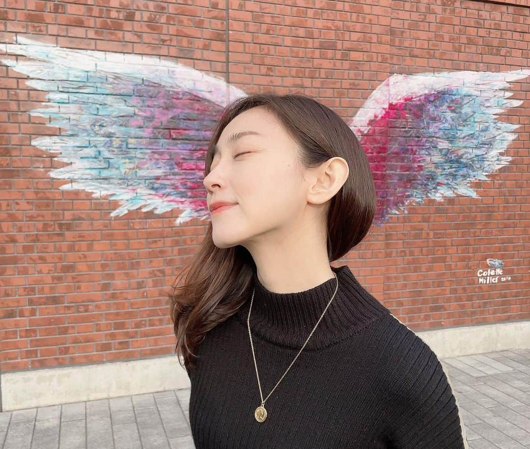 のインスタグラム：「翼を見つけたので📸 そのまま撮ってもと思った1枚目。 頭から生えているのは…  #ありですかなしですか  #映えスポットの使い方  ワンピースは #castcolon 前はブラック、後ろはベージュになっているところがお気に入り♡  コインネックレスは #cene #セネ 錆びや傷にも強いので、 プールも温泉もそのまま入れます♡ #316lサージカルネックレス  #金属アレルギー対応」