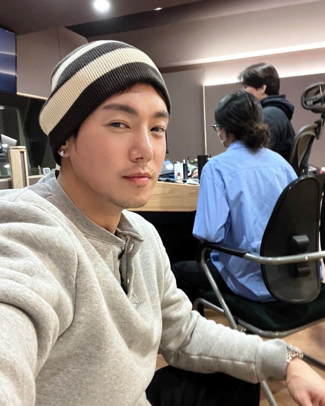 ファニのインスタグラム：「13일의 금요일은 저 두사람을 조심하라 위험인물 으흐흐흐.」