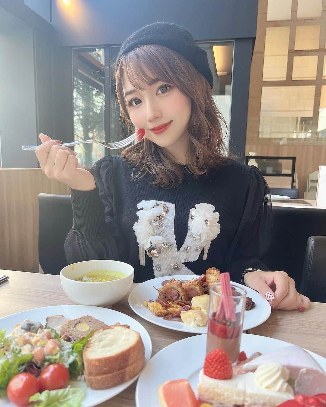 のインスタグラム：「⋆  @hiltonnagoya の⸜ 北欧グルメ紀行 ⸝  ランチビュッフェに行ってきました☺️🤍  北欧の家庭料理を贅沢にアレンジしたウィンターランチで、 体が温まるような北欧料理が豊富でした🥰  ブリの塩釜焼きフェンネルレムラードや、 鶏肉を赤ワインで煮込んだコックオーヴァン、 アイルランドの家庭料理、プロックフィスクルの グラタン仕立てなど15種類の温かい料理がありました𓌉◯𓇋  コックオーヴァンの鶏肉がとてもほろほろで 味も染み込んでいて美味しかったです😋 魚とポテトのシチューグラタンも美味しかった🤤  ココナッツカレーやシーフードチャウダーなどスープ類も 美味しくて大満足🤭 本当に体がぽかぽかになる料理ばかりでした♡  そしてスイーツコーナーには、 ストロベリースイーツが5種類も🥹 いちごのショートケーキや ストロベリーピスタチオムースが美味しかったです😋  いちごのスイーツをお腹いっぱいになるまで食べれて 本当に贅沢なビュッフェでした🧡  3/1 wed.まで、ヒルトン名古屋のインプレイス3-3にて 開催しています♡  #pr #ヒルトン名古屋 #ビュッフェ #北欧グルメ紀行  #ランチビュッフェ #ヒルトン #ホテルビュッフェ  #デザートビュッフェ #ストロベリービュッフェ  #ストロベリーアフタヌーンティー」