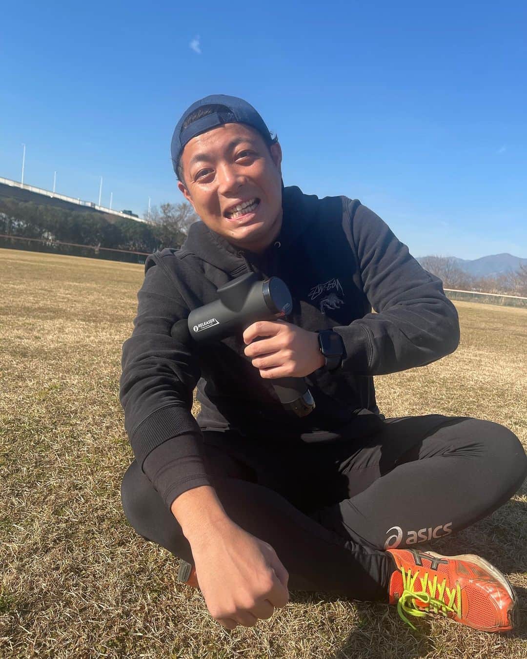 高木勇人のインスタグラム：「これで最高の一年になりそう‼️  投げる前、アフターケアに使ってチームに貢献出来るように頑張ります⚾️  筋肉が凄く硬くなりやすいのでRELEASERを使うと体がすごく楽に動くようになるから本当に最高！いいパフォーマンスをする準備が出来る！！  今年1年よろしく！#ufit_official  #高木勇人 #アフターケア #ピッチングコーチ　  ↓商品のリンクはストーリーズか「uFit RELEASER」で検索 ・Amazon https://www.amazon.co.jp/dp/B092HX8HWD ⇒5%OFFクーポン：5DLHL878  ・楽天市場 ⇒5％OFFクーポンURL：https://coupon.rakuten.co.jp/getCoupon?getkey=WVNVSS05Wkc5LTRaWEQtVFlYUQ--&rt=」