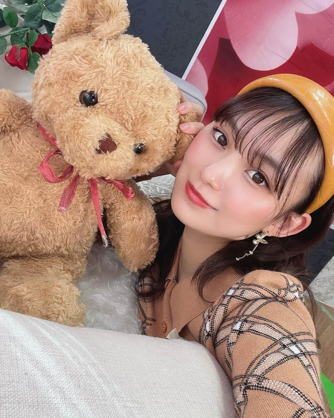 御寺ゆきのインスタグラム：「バレンタイン宿題チェキの衣装〜！💝 久々のカチューシャ！ たまにはこうゆう服も可愛いね☺️☺️⭐️ . 宿題チェキ現在販売中ですっっ🙌💗 . .  #宿題チェキ #現在販売中 #チェック柄 #カチューシャ #衣装 #撮影」