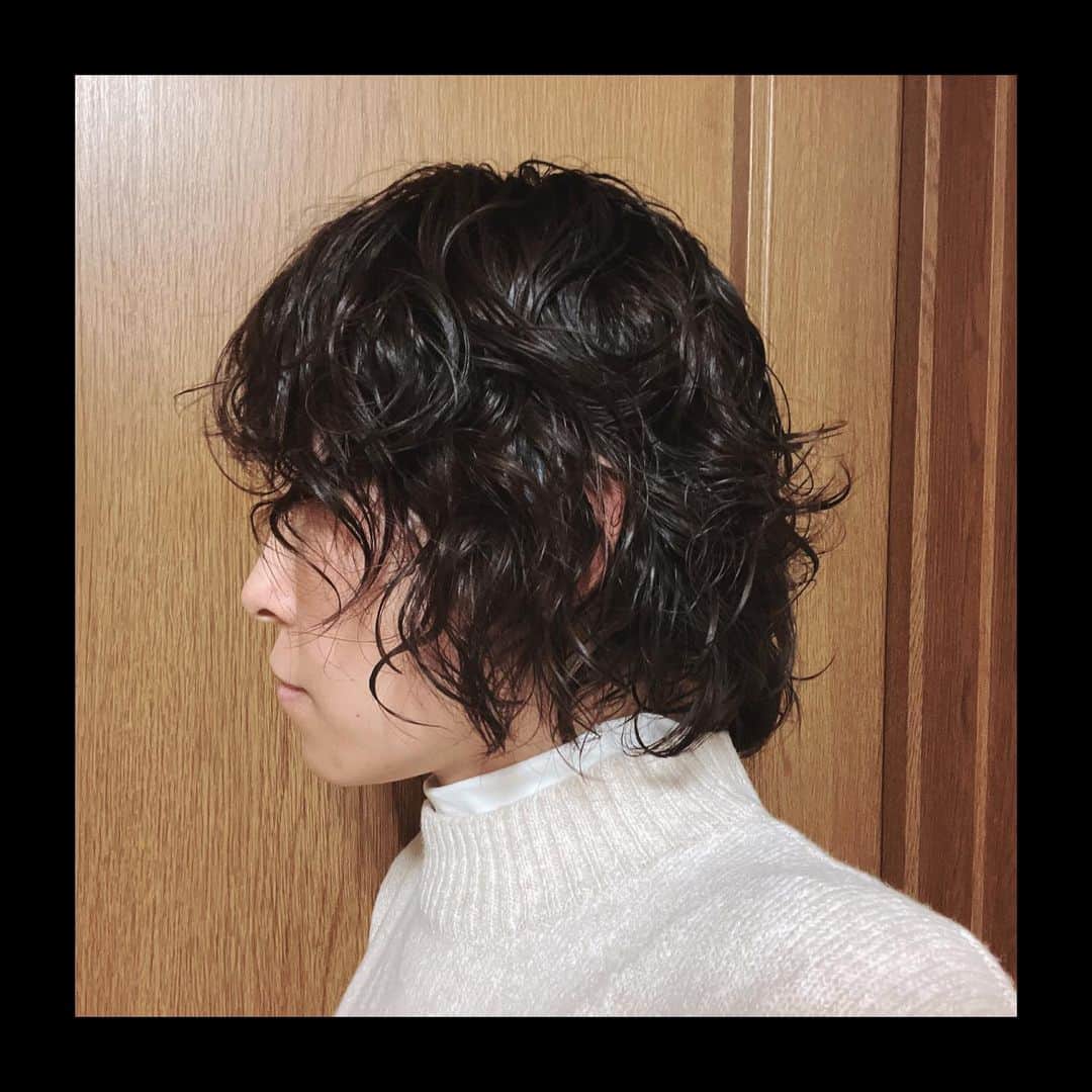 etsucoのインスタグラム：「パーマネント可愛すぎてすまん👨🏻‍🦱 ・ @cotora.hd  @kenjinakase  ・ いい気分転換なった🙌🏼 ・ 次回は毛先にカラー入れたいなー❣️ ・ 今年も僕のワガママヘアー担当よろしくお願いしますです🫶🏼 ・ ・ #etsuco #newhair #hairsalon #isecity #cotora #permanent」