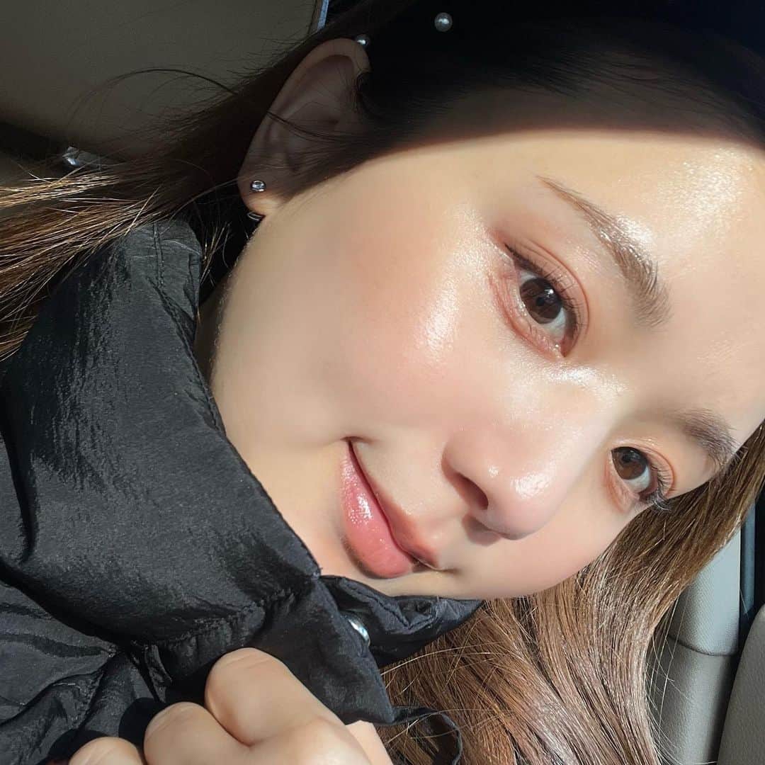 ひよんのインスタグラム：「☃️💓　  最近お肌の調子よい😍 気分もよい👏🏻  肌のこととか美容のことは、 ひよんちゃんねる(YouTube)に載せてるから チェックしてね❤️‍🔥  写真はiPhoneの内蔵カメラで撮って、 pituで修正してるよ💓 カラコンはいつもしてないよ🧚🏻‍♀️  #ひよん」