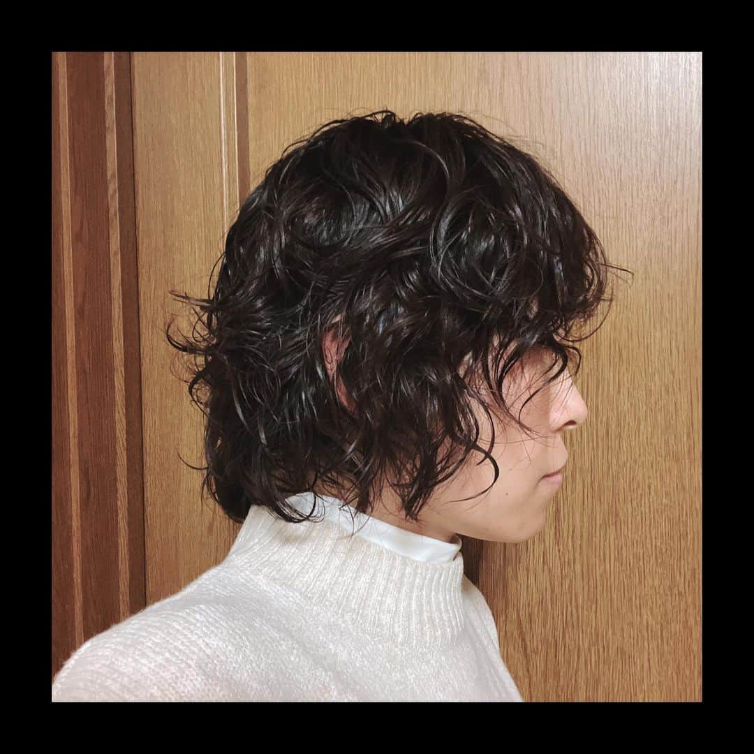 etsucoのインスタグラム：「パーマネント可愛すぎてすまん👨🏻‍🦱 ・ @cotora.hd  @kenjinakase  ・ いい気分転換なった🙌🏼 ・ 次回は毛先にカラー入れたいなー❣️ ・ 今年も僕のワガママヘアー担当よろしくお願いしますです🫶🏼 ・ ・ #etsuco #newhair #hairsalon #isecity #cotora #permanent」