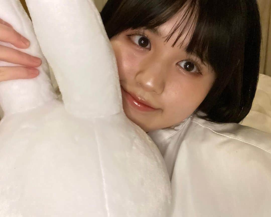 池田レイラのインスタグラム：「本日の20時に投稿したYouTubeにて、うさぎメイクをしてみました🐰🤍 合っているかは分かりませんが、ちゅるちゅるきゅるきゅるになるように頑張りました！😂  早朝に撮影を頑張ったので是非全部観てください！（理不尽）」