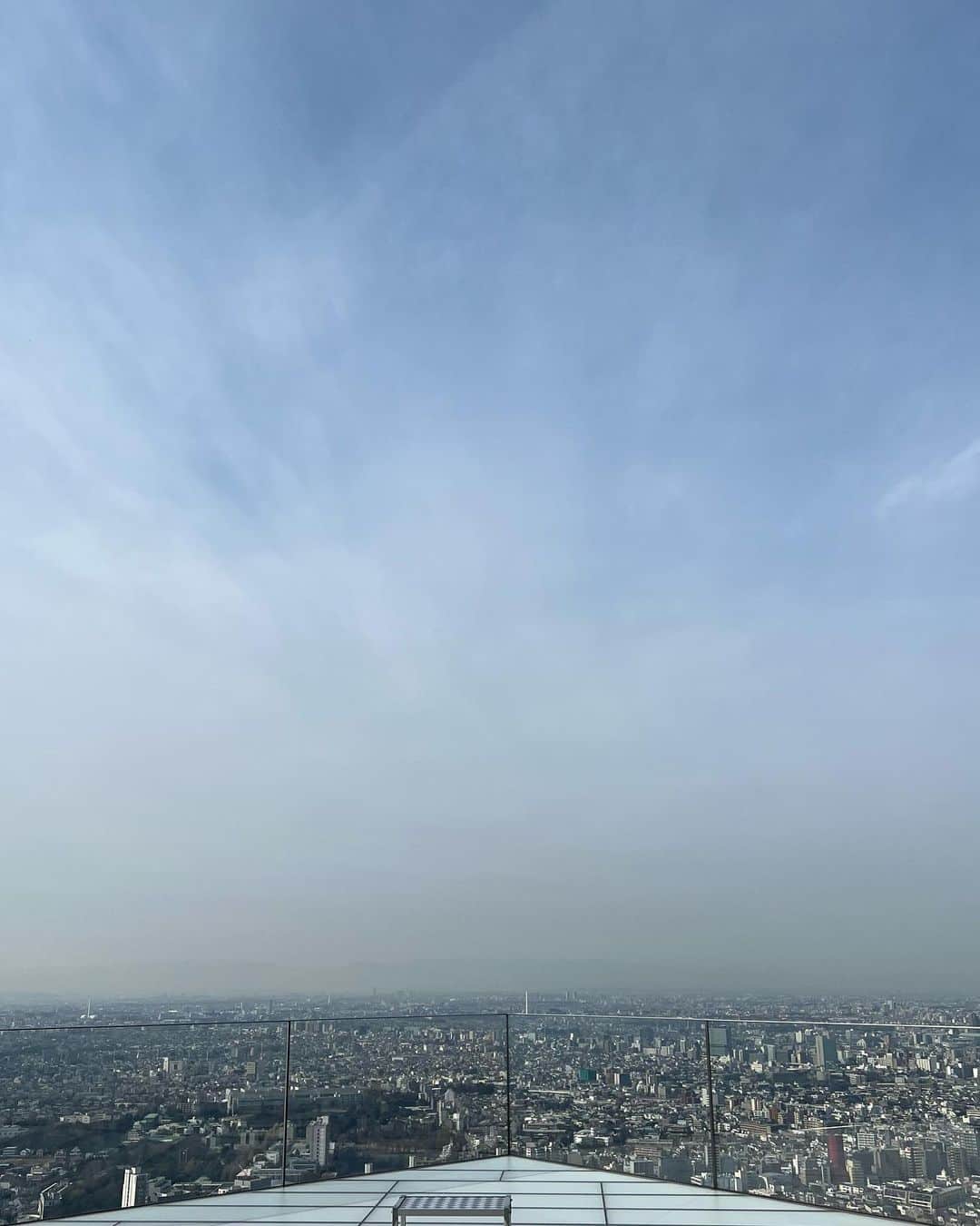 羽田沙織さんのインスタグラム写真 - (羽田沙織Instagram)「現代アートチーム「目［me］」によるSHIBUYA SKYでの展示。 内覧会にて。  「ただ、眺める。」  なんて穏やかな時間なのだろう。  この街で生まれ、この街で暮らしているんだなぁ、と改めてよくよく東京の街を眺めました。 この街が好きなのか、そうでもないのか。 わからないまま、結局いつもこの街に戻ってくる。 それもそんなに悪くない、そんな景色でした。  3月24日まで。  #目 #スクランブルスクエア #渋谷 #shibuyasky #東京 #tokyo #shibuya #art #artlover #アート #アートのある暮らし #アート好きな人と繋がりたい #いまそら」1月13日 19時57分 - saorihada
