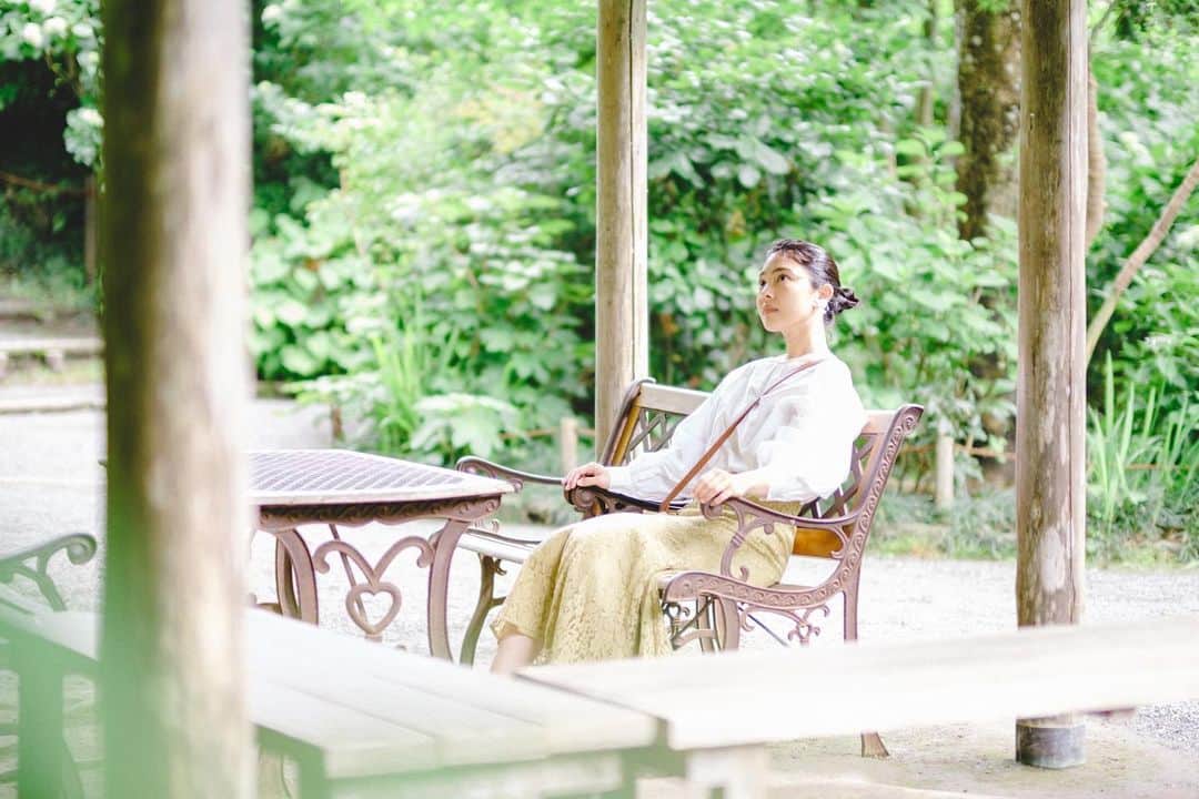 のインスタグラム：「・  去年の夏に矢代さんに撮って貰った写真📸🌿  早くコートを着ない季節が来ないかなぁ〜🌼  そう言えば先日湘南からも行きやすい 『大山』へ登って来ました⛰  しっかり登山用の靴を履いて行ったものの、予想以上に岩の一段一段が高く、3日間ロボコップ生活を経て、やっと普通の人に戻りました🚶‍♀️  神奈川のオススメの山があれば、ぜひ教えて下さい⛰✨  #大山 #阿夫利神社 #登山  #登山女子 #山登り  #ポートレート #明月院  #北鎌倉 #紫陽花」