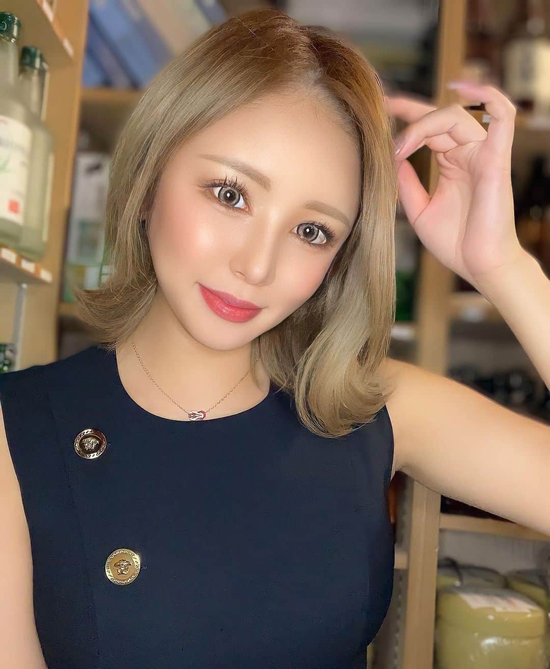 のインスタグラム：「お酒保管場所から 失礼します🤌🤌🤌  顔周り少し短くして 切りっぱなしにしてもらた🌻 @swan_kazushi   1月からも皆様よろしくお願いします🧡」