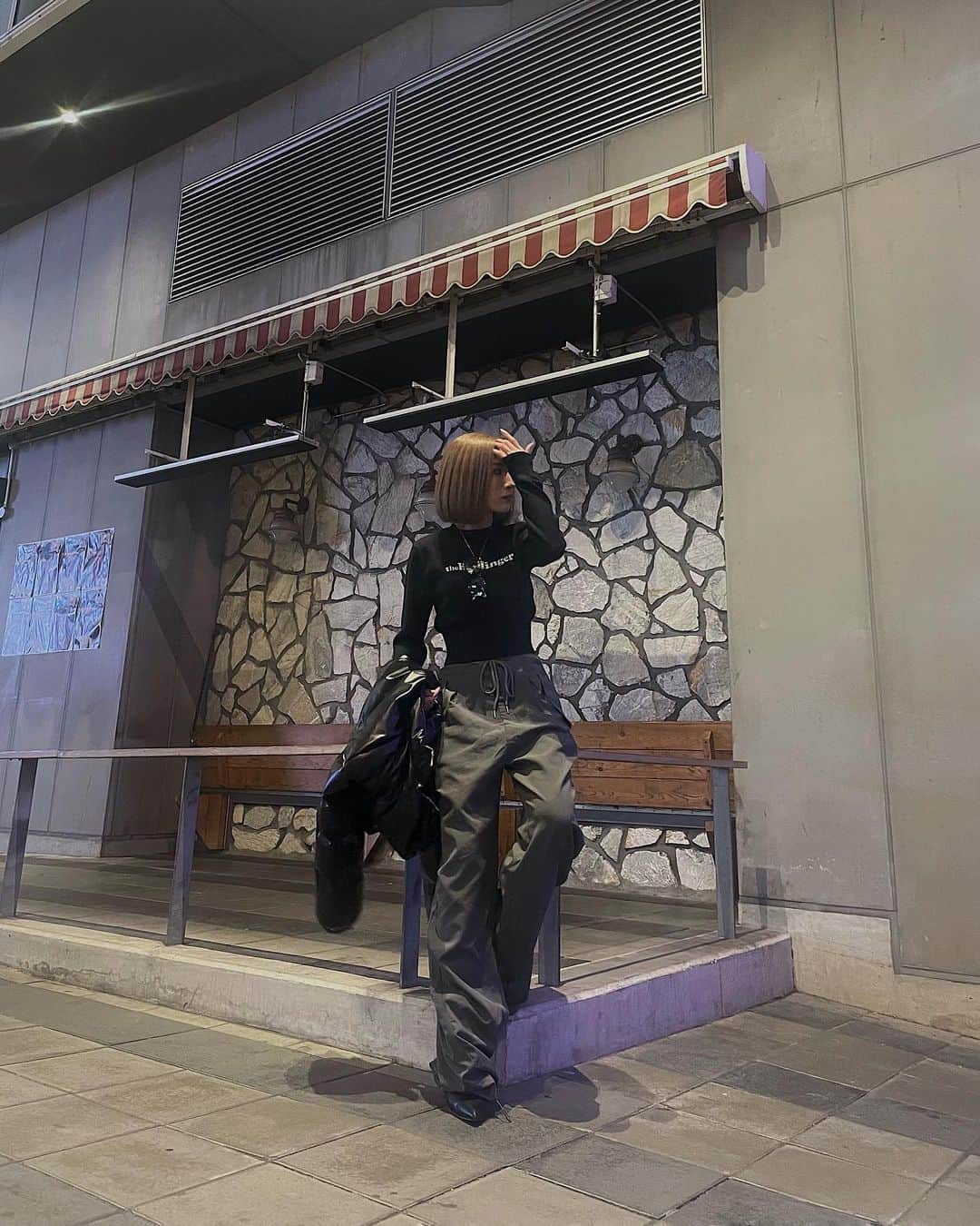 MIWAのインスタグラム：「#ootd 🦅🖤 ㅤㅤㅤㅤㅤㅤㅤㅤㅤㅤㅤㅤㅤ ㅤㅤㅤㅤㅤㅤㅤㅤㅤㅤㅤㅤㅤ 詳しく #Lemon8 に載せた✌🏽 Tops以外全部 #SHEIN 🐻‍❄️♡ ただ、パンツが長すぎた😂 絞るゴム見たいのが裾に 着いてるから良かったけど💭  みんなお仕事お疲れ様でした🌼！  ㅤㅤㅤㅤㅤㅤㅤㅤㅤㅤㅤㅤㅤ #outfit」