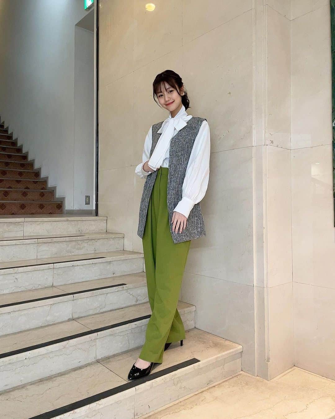 杉浦みずきのインスタグラム：「. 今年もモニフラ、東京インフォメーション宜しくお願いします💚☺️  1枚目 ベスト＋パンツ→@auntmaries.official  2枚目 スカート→@arholiday」