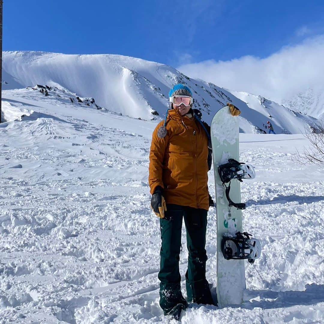 福吉 彩子のインスタグラム：「働くかあさんのスキーコーデ さてさて今年も初滑り。雪山シーズンの始まりです。 我が家は受験生いるけど、かあさんは基本的には冬季通常運転中⛷ あなたの代わりにすべります爆 tops&bottoms #burton   ☆☆☆☆☆ 私が行くときは決まって悪天候が多い白馬八方、今回は珍しくピーカンで、一番上までいけました。大空に映える白銀の世界って、何度見ても感動する、キレイ。スノースポーツって、気軽に行ける距離でもないし、必要な道具も多いし、寒かったり痛かったりお金かかったり、それなりにハードル高めの趣味だなと今さら思うけど、それでも続けている仲間はほんとに雪山好きだし、雪山が持つちょっとした異世界感に魅せられてるんだなあと思います。年々体力も落ち、上達もしないけれど、それでもバーンもシューって滑る感覚を味わい続けるために体力つけねばな、とおもいました。 あとね、雪山で飲むビール🍺はプライスレス、ほんまに。  #ワーママ #ワーママコーデ #働くかあさん  #プチプラコーデ  #アラフォーファッション  #Domani #雑誌ドマーニ #domanist  #スノーボード #スノボ女子 #スノボウェア #バートン」