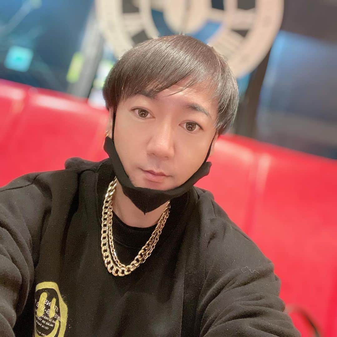 キングケバブ店長のインスタグラム：「4ヶ月ぶりに髪切ったよ〜😁 ちょっと切りすぎたかな？笑」