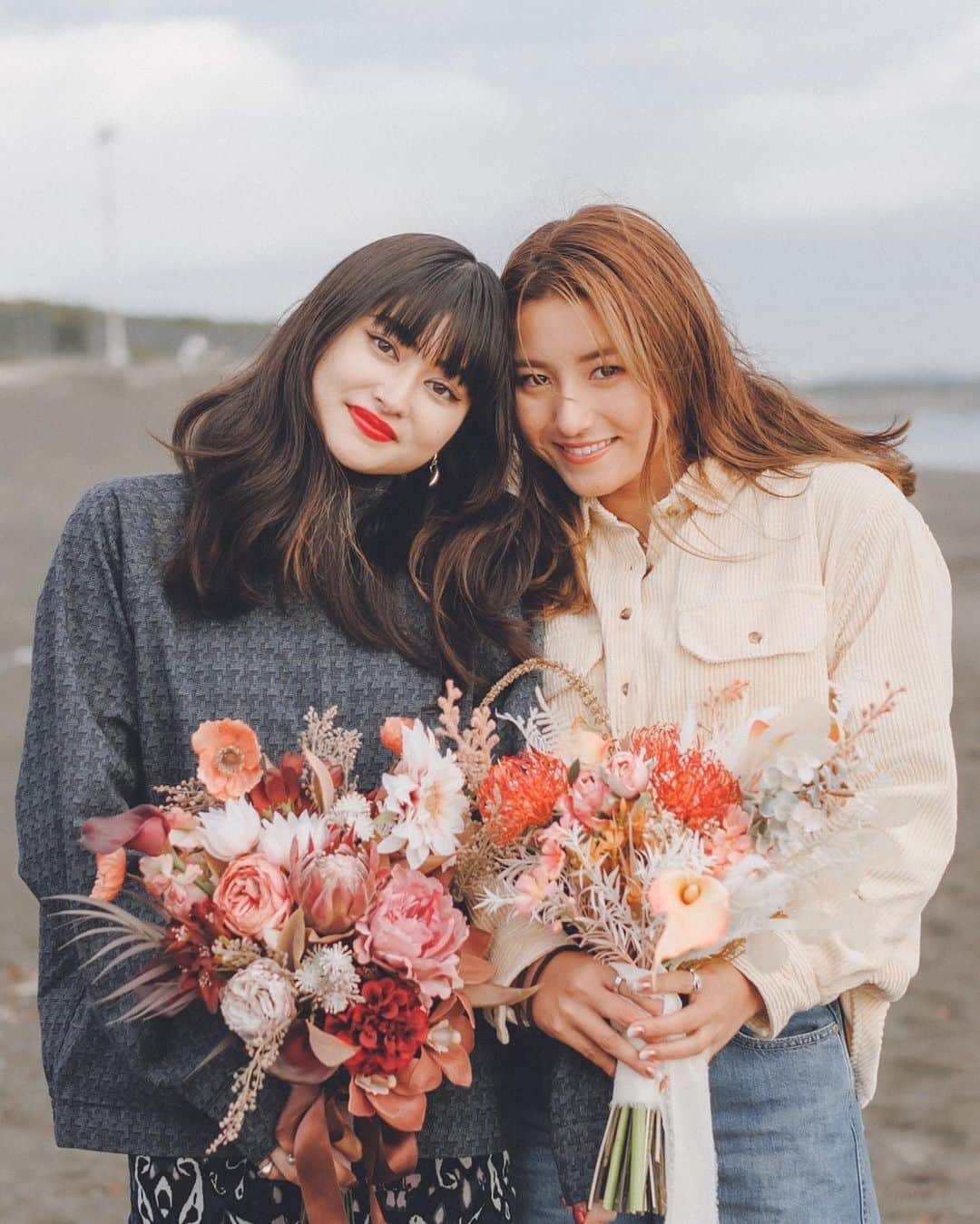 松田詩野のインスタグラム：「2015年から二十歳まで撮ろう！って @shonan_film に言ってもらって 撮り始めた作品のラスト📷💐 1番最初の頃の写真を見返すと2人とも幼い👶🏻🤭 お互いそれぞれの道に進みながら成長を写真に残せて嬉しい☺︎  📷　@shonan_film  👭🏻 @noan_ishimaru  #shinoan」