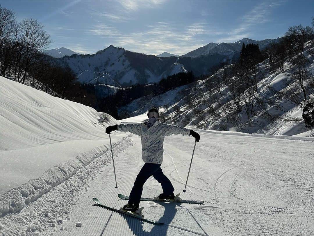 福山恵梨さんのインスタグラム写真 - (福山恵梨Instagram)「ご報告💁‍♀️ スポンサーをしていただいているむぎの里が、今年よりbaseに変更になりました👏  そしてチームむぎの里改め、チームbaseのスキー合宿&新年会に参加させていただきました🧏‍♀️  初スキーでしたが先輩方に優しく教えて頂き無事三日間すべりきりました！ ご覧ください、私のtheボーゲン⛷【写真5】 ゴルフの次に楽しいスポーツだと思いました😂✨笑  また今回はさいきさんの優勝スペシャルサプライズもありました🏆 年々進化しているさいきさん、本当に尊敬します🥺  素晴らしい企画をしてくれるbaseに少しでも恩返しできるように今年はより一層頑張ろうと心に誓いました(๑•̀ㅂ•́)و✧」1月13日 20時57分 - erigolferi