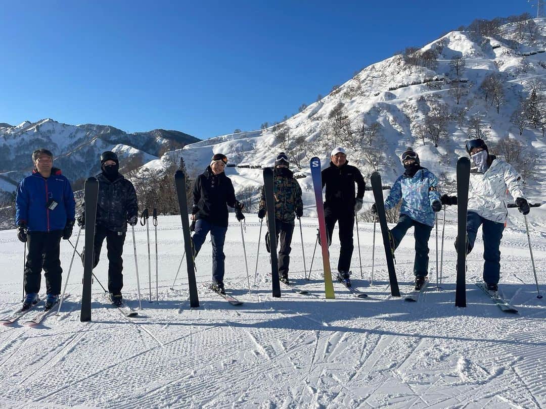 のインスタグラム：「ご報告💁‍♀️ スポンサーをしていただいているむぎの里が、今年よりbaseに変更になりました👏  そしてチームむぎの里改め、チームbaseのスキー合宿&新年会に参加させていただきました🧏‍♀️  初スキーでしたが先輩方に優しく教えて頂き無事三日間すべりきりました！ ご覧ください、私のtheボーゲン⛷【写真5】 ゴルフの次に楽しいスポーツだと思いました😂✨笑  また今回はさいきさんの優勝スペシャルサプライズもありました🏆 年々進化しているさいきさん、本当に尊敬します🥺  素晴らしい企画をしてくれるbaseに少しでも恩返しできるように今年はより一層頑張ろうと心に誓いました(๑•̀ㅂ•́)و✧」