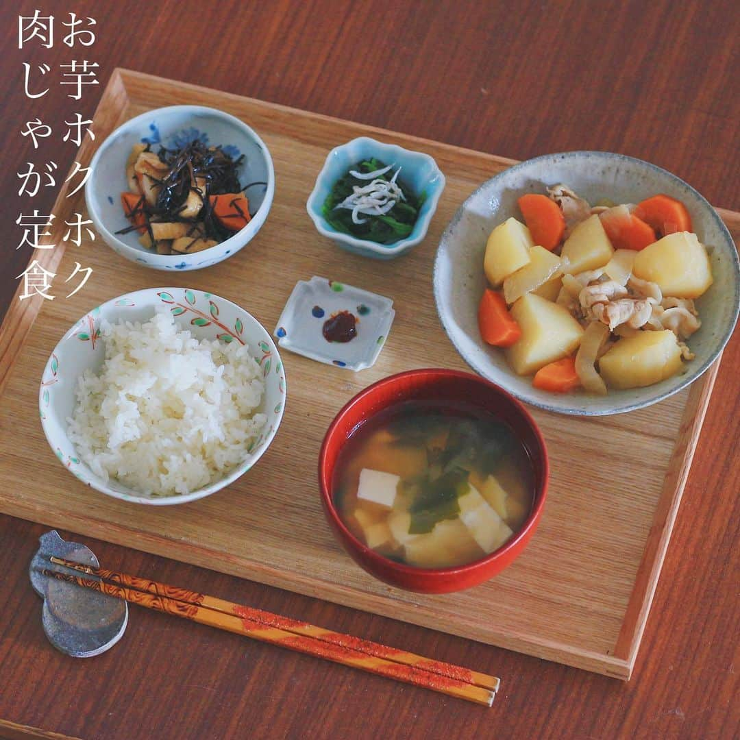 Kaori from Japanese Kitchenのインスタグラム：「お芋ホクホク肉じゃが定食。 ・ こんばんは。 こないだの朝昼ごはん。 お芋多めの肉じゃが定食でした。 賞味期限が近いコチュジャンを使い切るべく 肉じゃがの味変スパイスとして入れてみたら 味に深みがでて美味しかった！ おうちのコチュジャンが余っている方 是非お試しあれ。 ・ 肉じゃがといえば 関西では牛肉を使うのが主流なのですが 上京してから関東では豚が主流ということを知りました。 今回は豚で作ってみました。 あと、ごはんの配膳も関東と関西で違うらしい。 関東ではごはん、味噌汁が前でおかずが後ろ、 関西ではごはんとおかずが前で味噌汁が後ろ。 私は関西の実家にいた頃 恥ずかしながら全く料理をしなかった為 配膳を意識したことがなく 母に言われるまで違いに気づきませんでした笑 一体なんの話だよって感じですが それぞれの地域に根付いた慣習に興味を持っています。 （子供へ教えるには親の教養が必要だ…） 今週もお疲れ様でした☺︎ ・ 【おしながき】 白米 豆腐とわかめのお味噌汁 じゃがいも多めの肉じゃが 味変用のコチュジャン ほうれん草とじゃこのすだちポン酢あえ 油揚げとひじきの煮物 ・ ・ 2023.1.13 Fri Today’s breakfast: baked rice, miso soup, nikujaga(stewed pork and potatoes), gochujang for seasoning, boiled spinach w/ baby sardine, and stewed hijiki seaweed.  ・ ・ #Japanesefood #おうちごはん  #自炊 #家庭料理  #薬膳ごはん #一汁三菜  #washoku #和食 #小澤基晴 #佐藤もも子#清岡幸道#平岡仁 #朝ごはん #朝食」