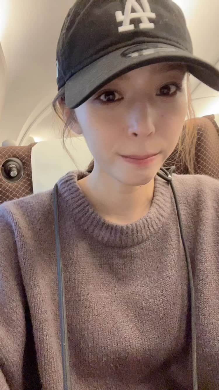 神部美咲のインスタグラム：「猫舌案件。  思ってた以上に熱かったたこ焼き🐙  連日移動の日々で 移動中の過ごし方上手くなってきました😎  #たこ焼き #猫舌 #新幹線  #omg」