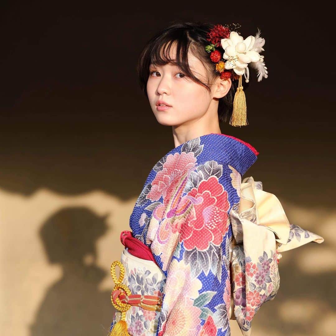 ゆりめりのインスタグラム：「Meiです！9日に「20歳のつどい」に参加してきました✨ 2年前、この振袖を着てゆいちゃんが式典に参加していたのがつい最近のことみたいです。 どんな時も2年先にゆいちゃんがいるので、中学や高校に入学する姿を見ては「もう大人だ…」とソワソワし、2年後に自分がそこを通る時には少し気持ちの準備ができているような感覚でした。 今回もそうだったな…とてもありがたいです。 でも、もうすぐ20歳！前を歩くゆいちゃんと、後ろをついて回る妹という関係性ではなく、真横に並んで上へ進んでいけるユニットになれるよう、「大人になれ」と振袖の帯を締めてもらったこのタイミングを機に、より気を引き締めたい思っています。  大人ユニットになっていくゆりめりをこれからも応援してもらえると嬉しいです🥰いつもありがとう！！これからもよろしくお願いします✨」