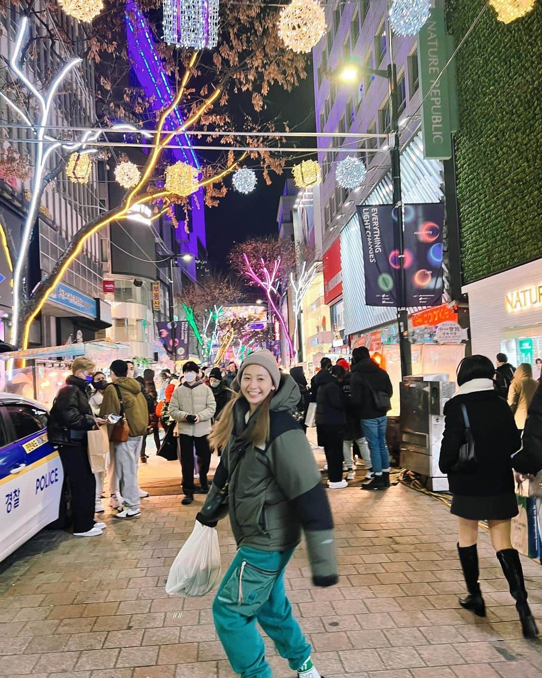 のインスタグラム：「3年ぶり？くらいの韓国旅行🇰🇷 家族総出で行けた思い出。  久しぶりの明洞は、お店が閉まってたりでしたが年末は盛り上がってました✨  南北の境となる軍事境界線にも行けてお勉強になったし、 弟は相変わらず写真が上手いし、 美味しいご飯も食べれたし、 年始は行きたいお店が閉まっていて お買い物できなかったけど、 みんなでホテルの部屋で紅白みながら 年越しできて最高でした♡  またすぐに行きたい！  #korea#軍事境界線#北緯38度線 #newyear」