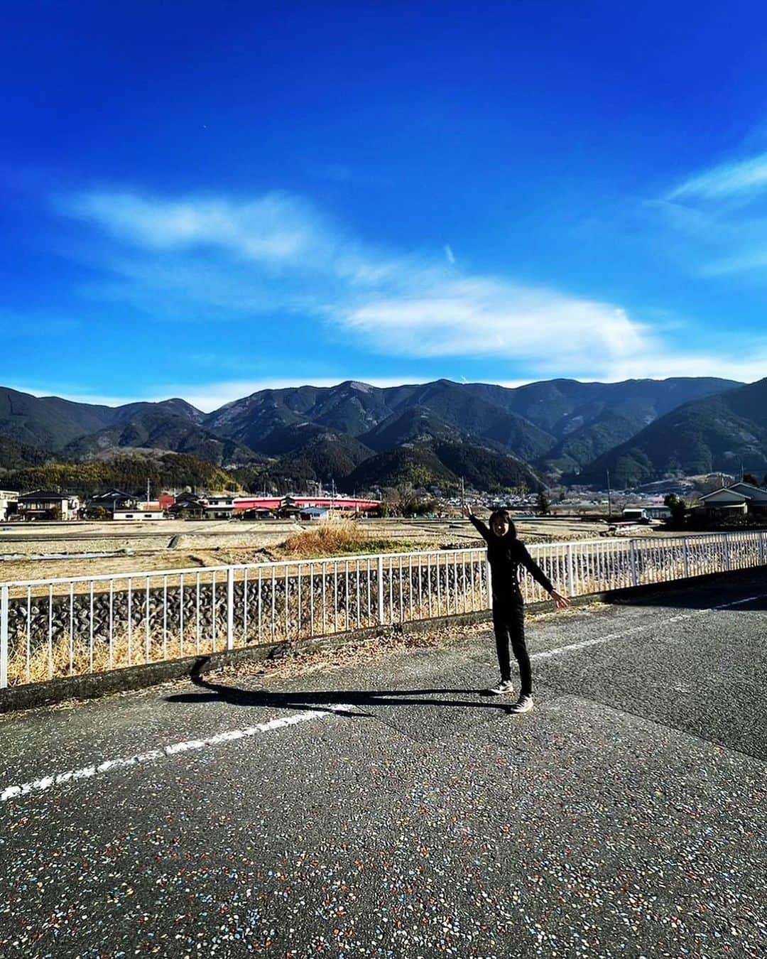 蜷川みほさんのインスタグラム写真 - (蜷川みほInstagram)「来年、私の企画展🖼を催して頂けるとの事で、山梨県の近藤浩一路記念南部町立美術館に打ち合わせに行ってきました🖼✨  近藤浩一路記念南部町立美術館は、アルカディア文化館の中にある美術館です🖼✨ 山梨県南部町は、まさにアルカディア＝桃源郷そのもの🌏🌈✨この様な所で個展をさせて頂けるなんて、なんて光栄な事なのでしょう🖼🌈✨  近くには聖山の身延山があり、山頂でスケッチをして来ました⛰ 来年、展覧会の際には、是非、アルカディアにいらしてください🖼🌈✨  近藤浩一路記念南部町立美術館　↓↓↓ https://www.town.nanbu.yamanashi.jp/shisetsu/syakaikyouiku/museum.html  #山梨 #南部町 #アルカディア #桃源郷 #アルカディア文化館 #身延山 #個展 #絵画 #絵画展 #企画展 #art #蜷川みほ」1月13日 21時19分 - ninagawa_miho