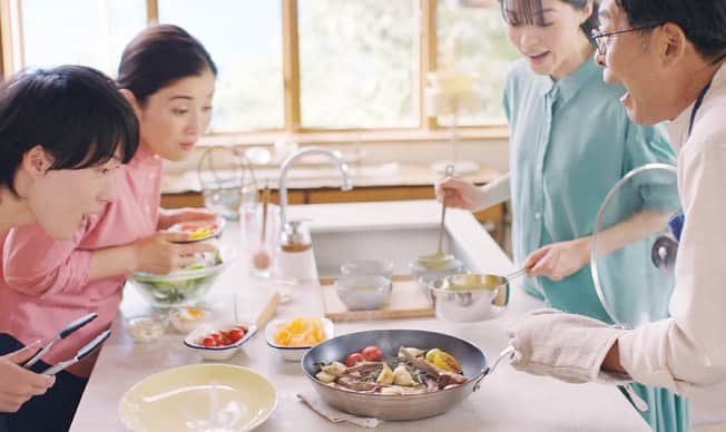 志田彩良さんのインスタグラム写真 - (志田彩良Instagram)「📢 三菱電機株式会社 新TVCM《#しあわせをシェアしよう。》シリーズに 妹として新たに仲間入りさせて頂きました‼︎  三菱冷蔵庫「しあわせの隙間篇」  ルームエアコン「くつろぎすぎ篇」  穏やかで暖かい温度のcmになっております。 皆さま是非ご覧下さい📺」1月13日 21時20分 - sarashida_official