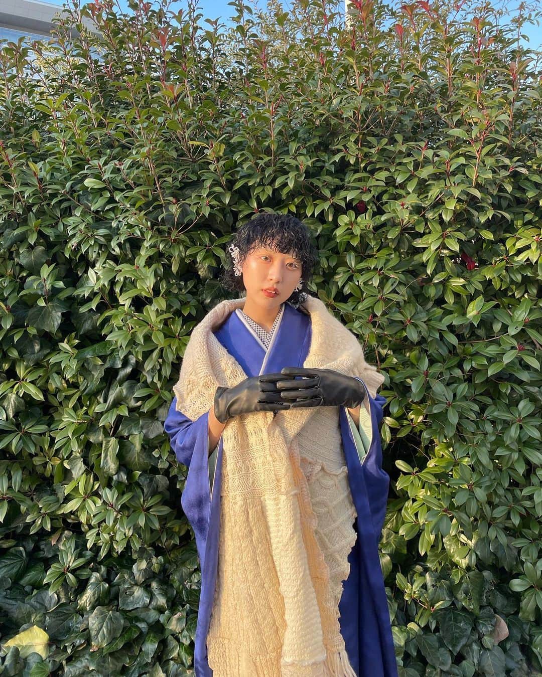 RINのインスタグラム：「・ 成人式ヘアは盛り髪とか髪飾りもつけたくなくて髪色と髪型で勝負したかったので、ぎゃんぎゃんにパーマかけてもらって大正解〜🥱 黒とネイビーのムラにしてもらったから、さりげなぁーくネイビーが出てくるのが推しです🫶🏻 ちょろっとだけ前回の茶色が残ってるのも可愛い。  だからつけたアクセはイヤリングだけなんだけど存在感あるから輝いてた:^)」
