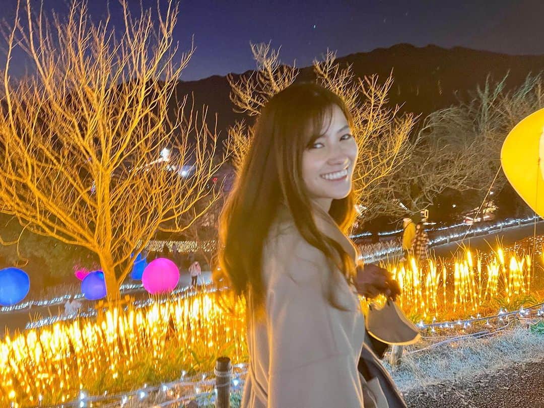 のインスタグラム：「今日、長らく日本に滞在していた友人がアメリカに帰国しました🇺🇸✈️  数日前に最後に会って、 イルミネーションを見に行ってきたのでその時の写真を📷  優しくて、 とにかく優しくて、  いつもメモを持って、 覚えた日本の言葉を書いてて、  会うたびに私も頑張らなきゃと思わせてくれた存在でした☺︎  いつか友人と一緒に会いにアメリカに行くからねと約束したので英語も勉強しなければ…笑  私も頑張るぞ〜💪🏼」