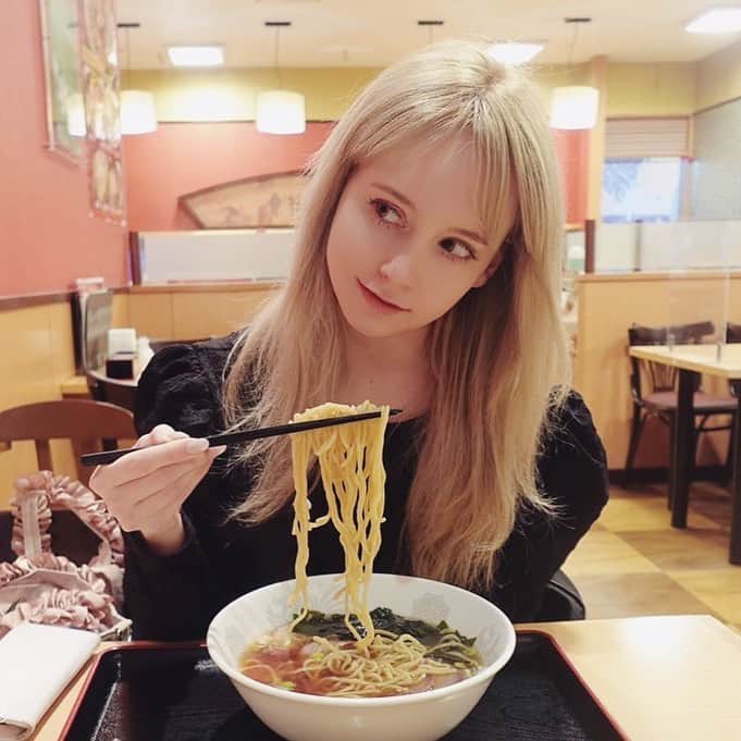 ジェマ・ルイーズのインスタグラム：「一緒にラーメン食べよう？🍜 do you like ramen?」