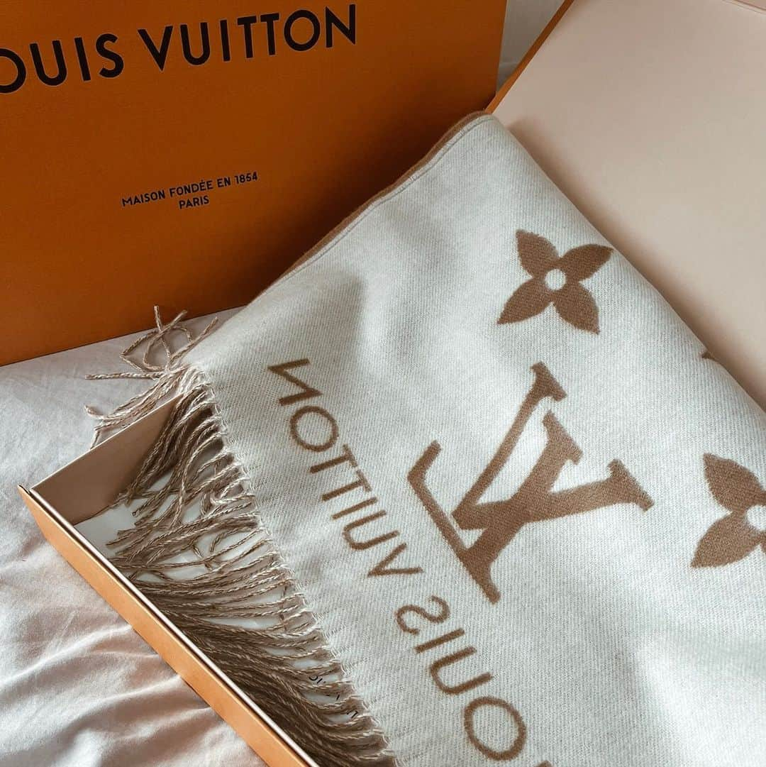 AYAKAのインスタグラム：「𝒏𝒆𝒘🧣❤︎  #new#louisvuitton#louisvuittonbag#louisvuittonマフラー#スカーフ#マフラー#冬コーデ#ルイビトンマフラー #ベージュコーデ」