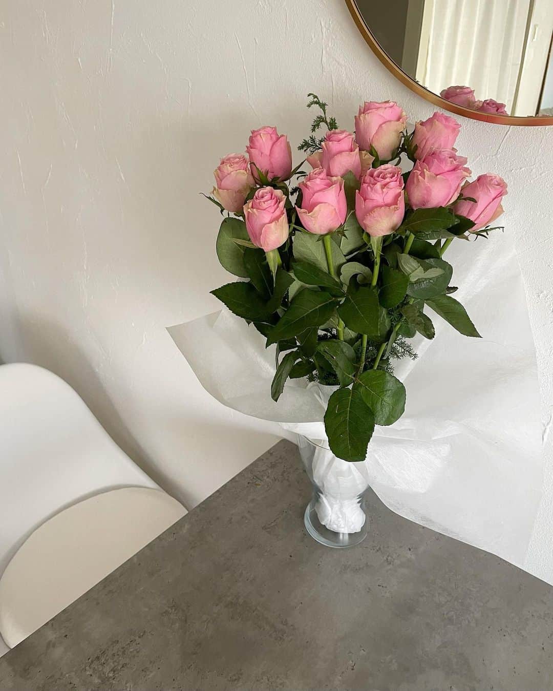 のインスタグラム：「💐  今の家のお気に入りの１つが お花屋さんが近くに沢山あるところ🐇🌷  今年は #ガーデニング に力を注げたらなと思ってます🪴  #花  #花束」