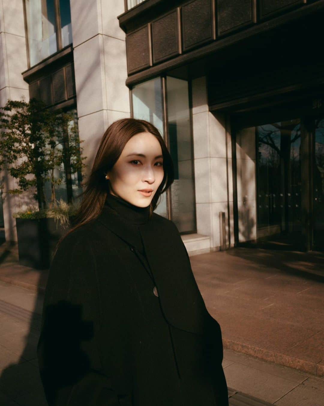 護あさなのインスタグラム：「. やっぱり光あるところに行っちゃう。 散歩してても冬だと日があるところはあったかいからすごい。  📸 @artratio」