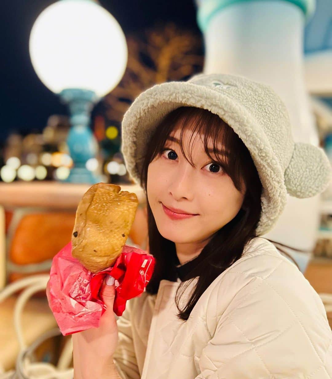 松井玲奈のインスタグラム：「🍗💫  ちゅるちゅるチキンことテリヤキチキンレッグを初めて食べた。 みんなはパークフード何が好き？」