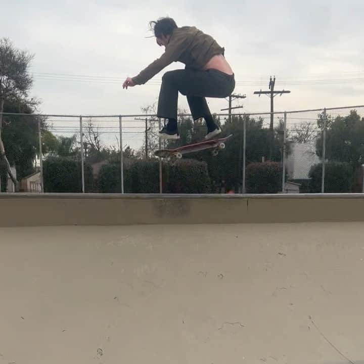 オースティン・ジレットのインスタグラム：「Some new internet for a new year @globebrand_skateboarding」