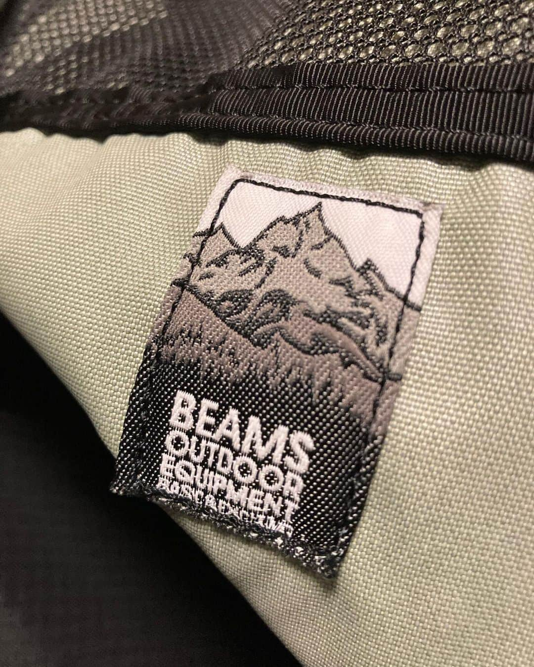 中島ヒロトさんのインスタグラム写真 - (中島ヒロトInstagram)「GREGORY × BEAMS BOY DAY PACK  日焼けで色が変わるのは、ビンテージ界では良しとされてるそうで。友達から教わりました。 こちらはビームスボーイとのコラボで、20代前半、最初に買ったのがこの色のこれ〜デイパックでした。アメリカ旅行にも行ったし、使い倒して処分して。思い出して購入。その日焼け感をプリントで再現（写真では分かりにくいですが）。ロゴも旧タグオマージュ。前面内側上部のメッシュポケットは意外に便利。PCスリーブも付いてます。  #gregory #beamsboy」1月14日 0時08分 - djhirotonakajima