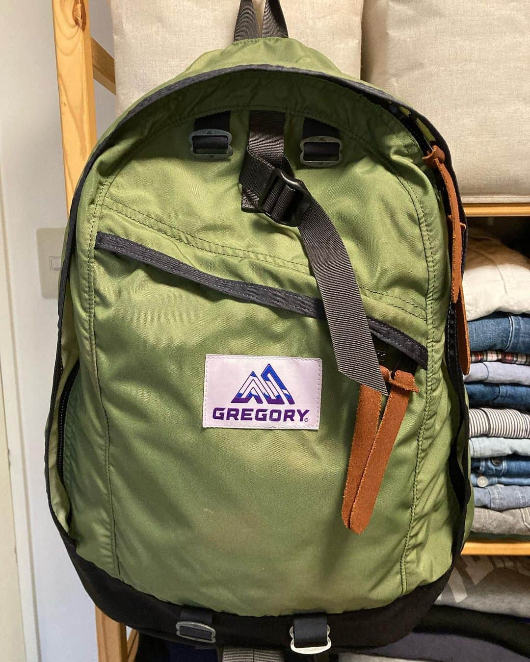 中島ヒロトのインスタグラム：「GREGORY × BEAMS BOY DAY PACK  日焼けで色が変わるのは、ビンテージ界では良しとされてるそうで。友達から教わりました。 こちらはビームスボーイとのコラボで、20代前半、最初に買ったのがこの色のこれ〜デイパックでした。アメリカ旅行にも行ったし、使い倒して処分して。思い出して購入。その日焼け感をプリントで再現（写真では分かりにくいですが）。ロゴも旧タグオマージュ。前面内側上部のメッシュポケットは意外に便利。PCスリーブも付いてます。  #gregory #beamsboy」