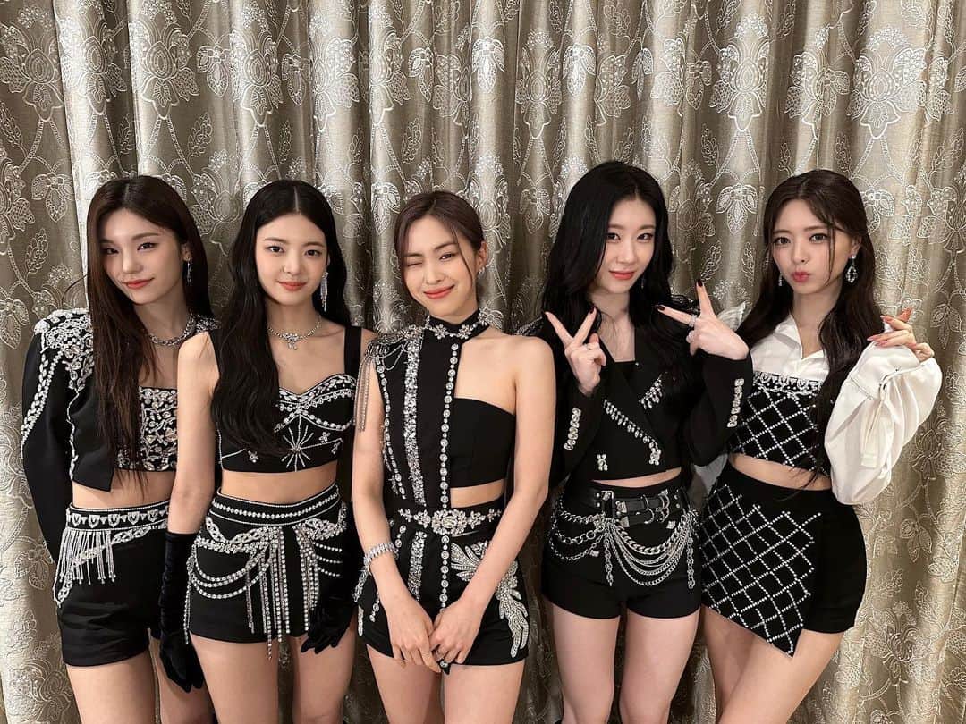 ITZYさんのインスタグラム写真 - (ITZYInstagram)「ITZY THE 1ST WORLD TOUR <CHECKMATE> in #MANILA PRESS EVENT  Honored to meet you, Manila💓 We look forward to see you @ SM MALL OF ASIA ARENA tomorrow✨  #ITZY #MIDZY #ITZY_WORLD_TOUR」1月14日 0時15分 - itzy.all.in.us