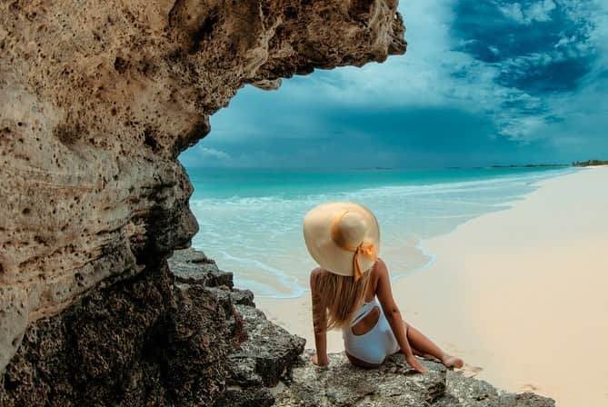 サシャ・カリスさんのインスタグラム写真 - (サシャ・カリスInstagram)「Morning exploring, the most peaceful beach walk 🤍 🏝✨ #bahamas🇧🇸 #beachvibes #bikini #oceanside #hotgirlwalk #morningmotivation #morningroutine」1月14日 0時19分 - _bahamasgirl_