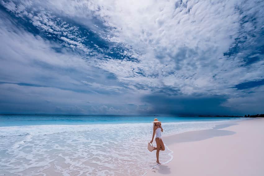 サシャ・カリスのインスタグラム：「Morning exploring, the most peaceful beach walk 🤍 🏝✨ #bahamas🇧🇸 #beachvibes #bikini #oceanside #hotgirlwalk #morningmotivation #morningroutine」