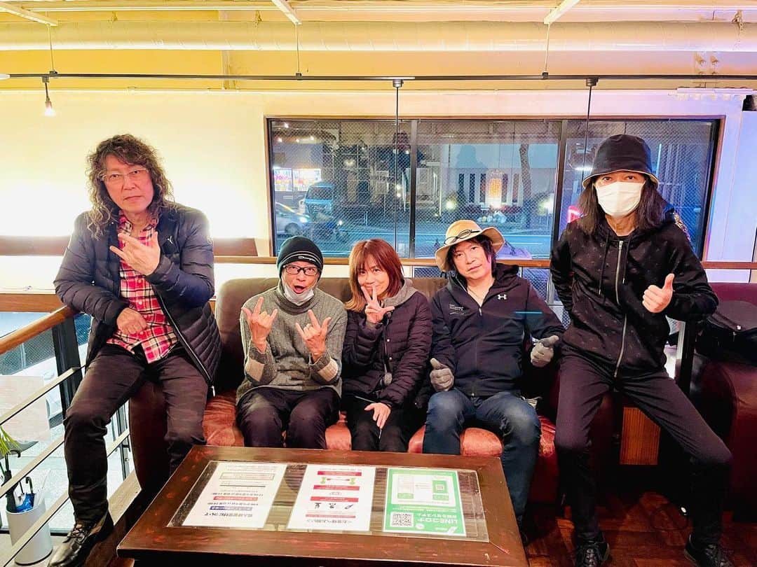 田村直美のインスタグラム：「やっぱり楽しかったよリハーサル ひとくせ♪ふたくせ♪ある皆さんがわいわいしながら組み立てていく曲 ...の上で歌える喜び❣️ なるべくニヤニヤしないで歌ったﾊｽﾞ dr田中一光 ba西山史晃 gt北島健二　 keyDIE   そして スタジオの電球まで変えちゃうmojost代表 寒河江さんと 見守る？ジェロ  2023/1/21@ELL 田村直美35thライブです みんなおいでー❣️」