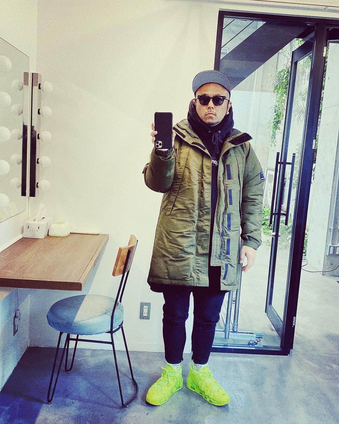 ジョー のインスタグラム：「清木場さんのブランド 「ORATA」のアウター Hard to burn monster coat / カーキ  シルエットもむちゃくちゃかっこいい #アウターが  和田さんありがとうございます！ ヘビロテさせていただきます！  #wady #orata #遊び屋 #清木場俊介 さん」